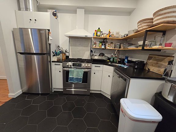 2nd image of 3146 Richmond St