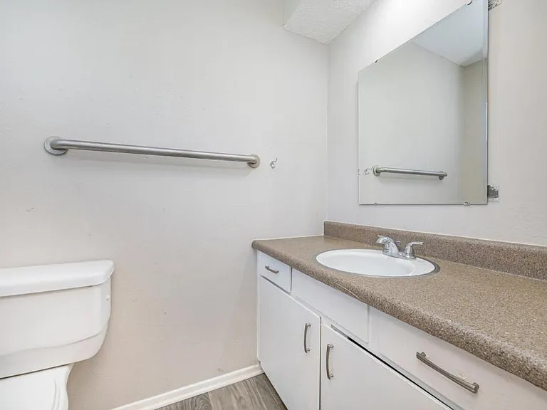 221 N Oak St — Photo 5