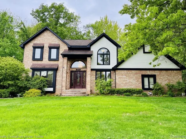 5997 Christina Dr, West Bloomfield, MI 48324