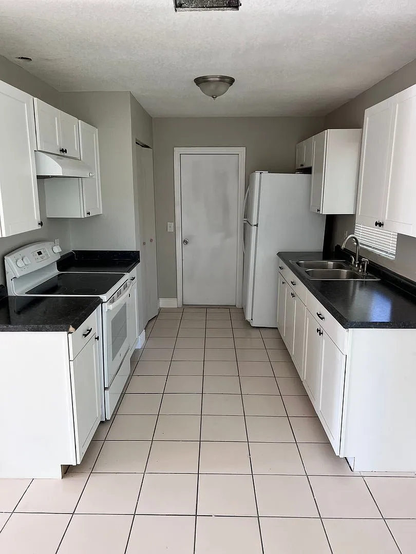 Nice 3/2/1 located in Spring Hill — Photo 4