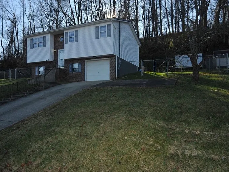 111 Phyllis Dr — Photo 6