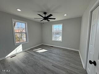 5th image of 135 Mullins St