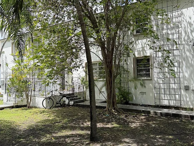1421 SW 37th Ave #3 — Photo 2