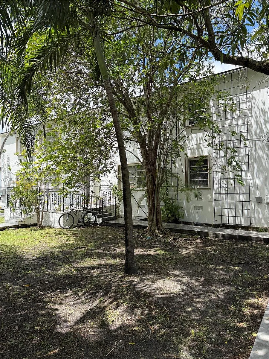Building Photo - 1421 SW 37th Ave #3