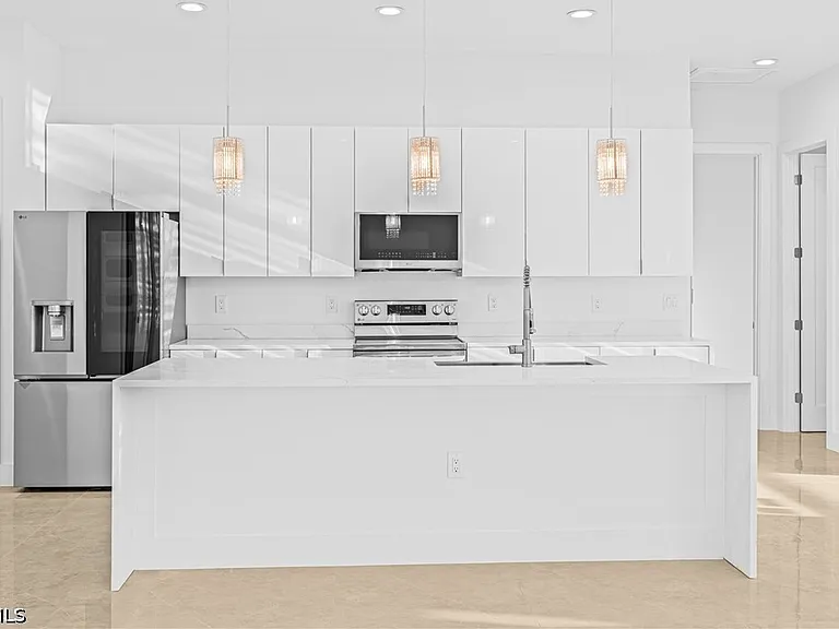821 NW 37th Pl — Photo 14