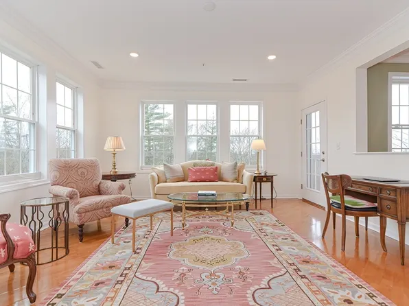 15 Morgan Dr Unit 201, Natick, MA 01760