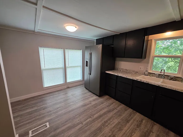 824 Huron Dr — Photo 3