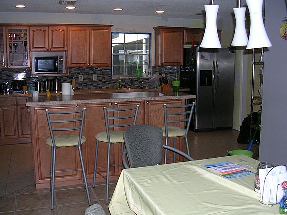 3rd image of 1004 Mandalay Dr