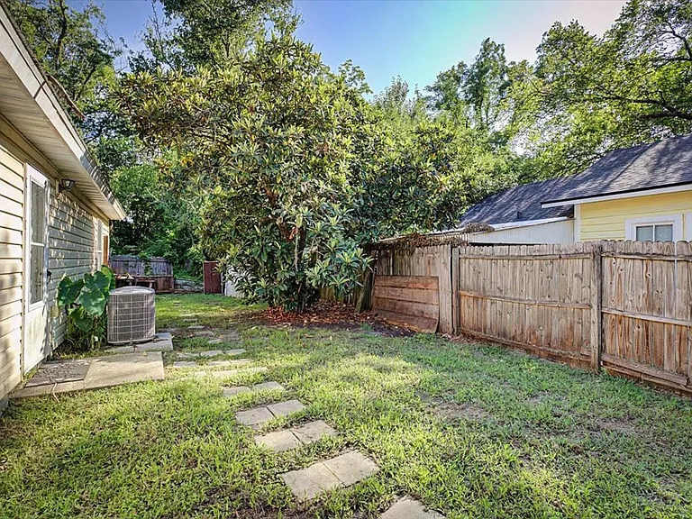 3303 Broadway Ave — Photo 3