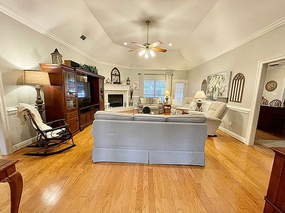 3rd image of 4300 Camellia Cir W