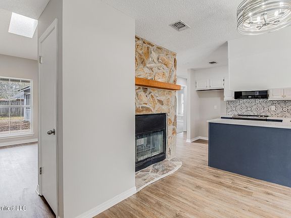 4th image of 2105 Barracuda Dr