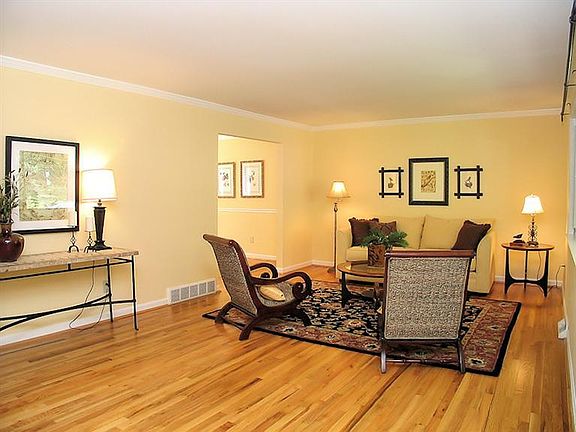 5th image of 121 Windingbrook Ln