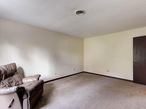 5th image of 1600 Woodrow Dr