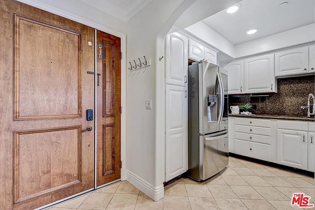 3 bed, 2.0 bath, 1386 sqft, $3,800 — Photo 4