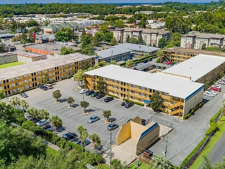 Campus Walk Apartments — Photo 3
