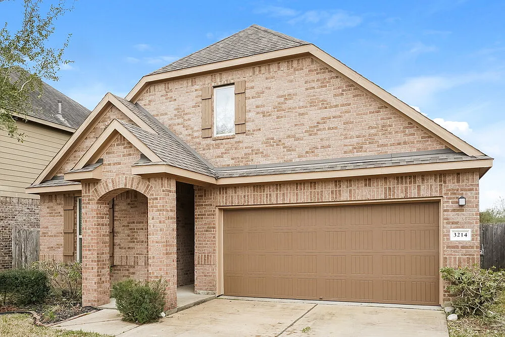 3 bed, 2.0 bath, 2108 sqft, $2,225 — Photo 3