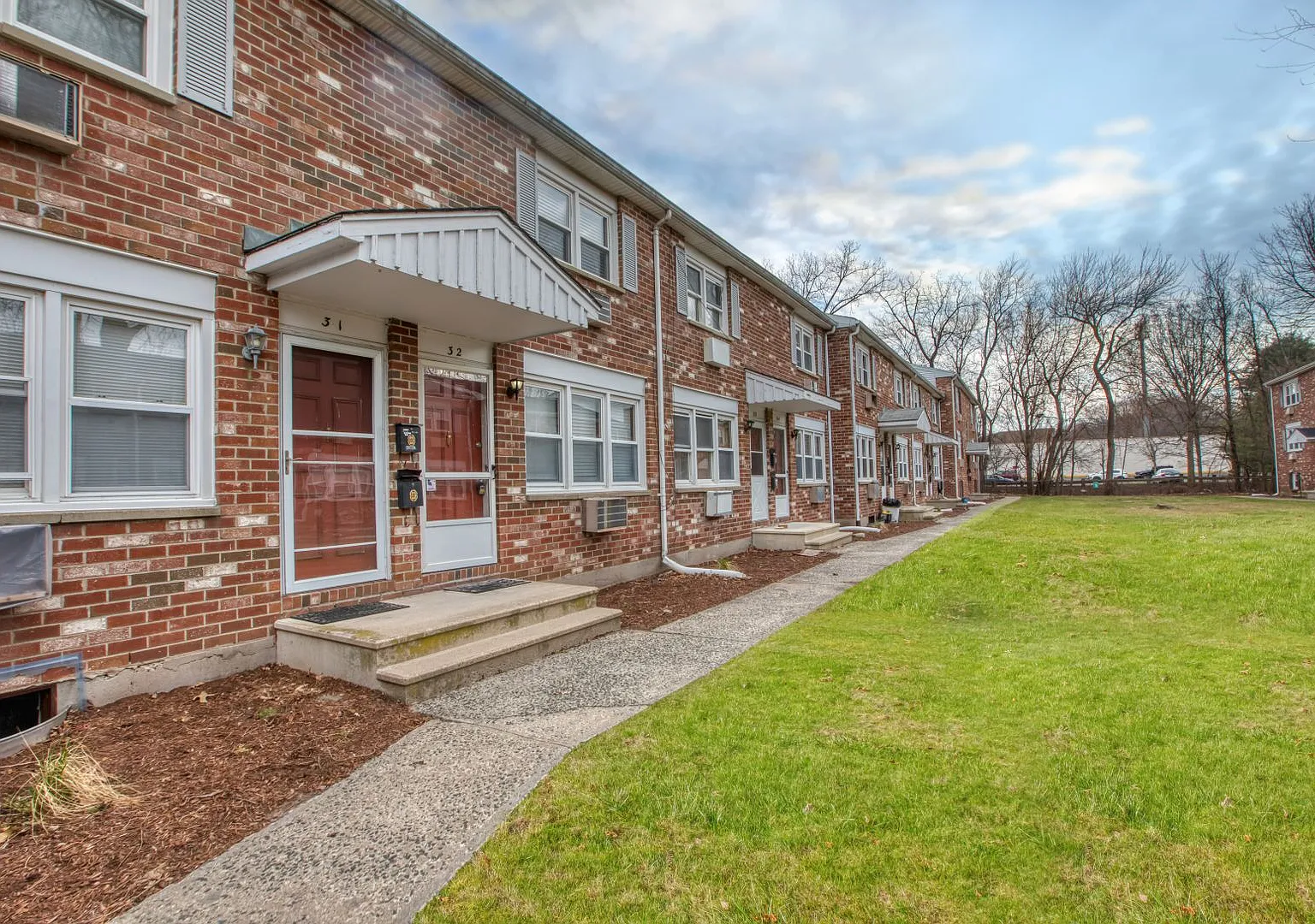 Beautiful two-bedroom townhouse condo with open floor plan — Photo 2