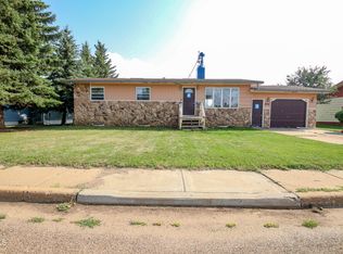 57 E 7th St, New England, ND 58647