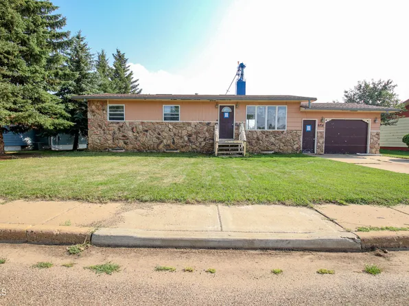 57 E 7th St, New England, ND 58647