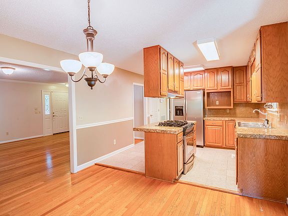 5th image of 9204 Cobblestone Hill Dr