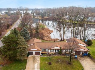 2361 Golden Shores Dr, Fenton, MI 48430