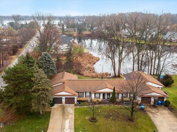 2361 Golden Shores Dr, Fenton, MI 48430