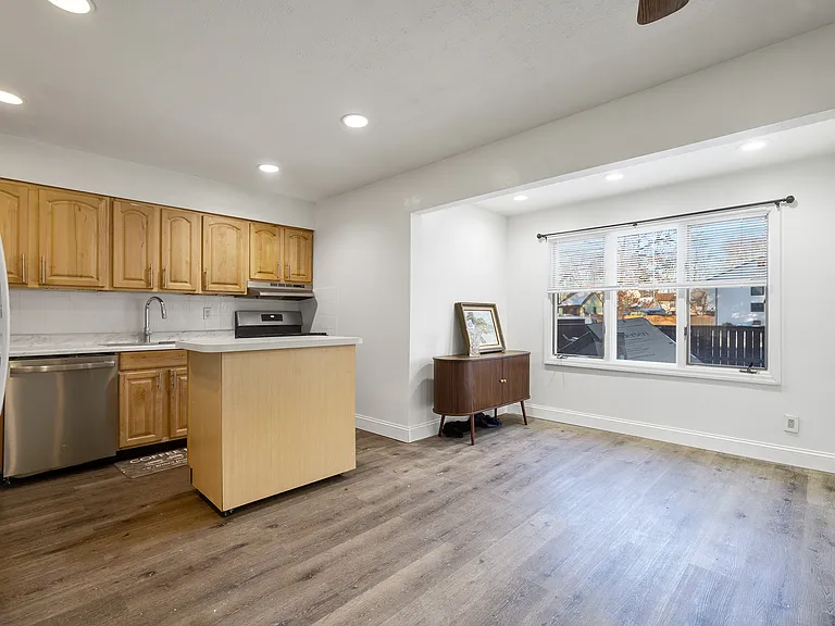 685 Ithaca Pl — Photo 17