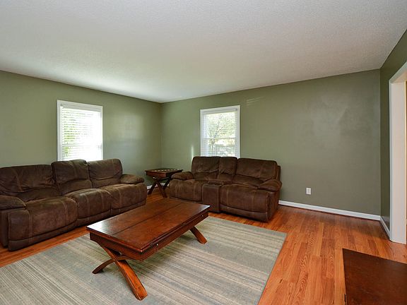 4th image of 143 Woodlawn Dr