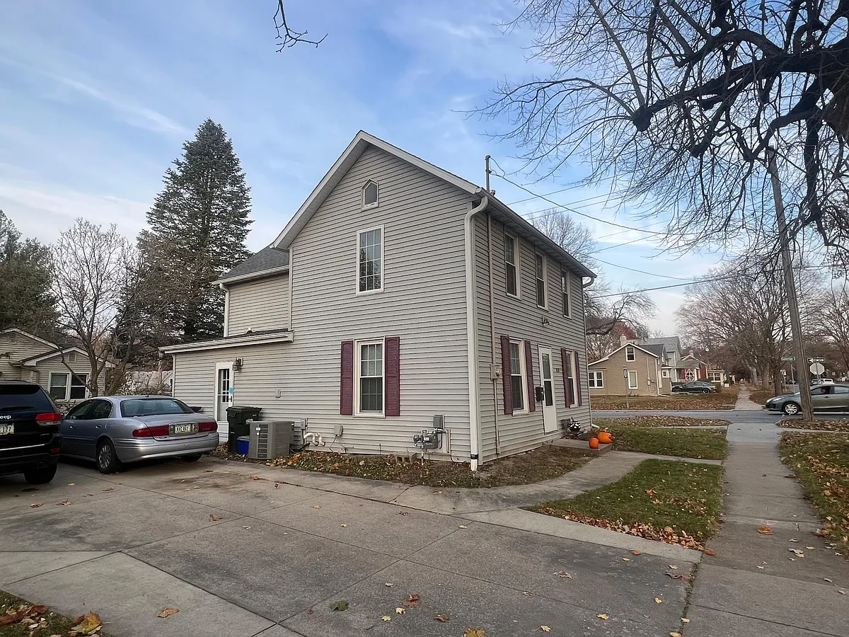 Building Photo - 830 E Bloomington St