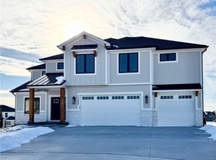 13285 Golden Oak Ct, Parkville, MO 64152