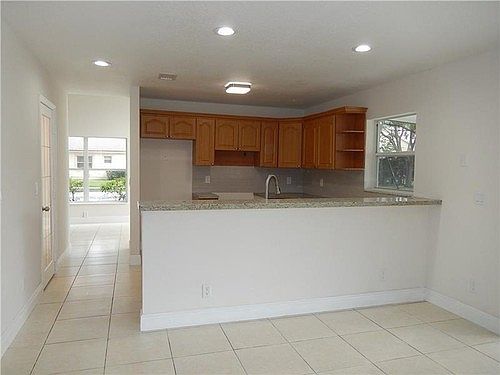 3rd image of 2920 Bogota Ave