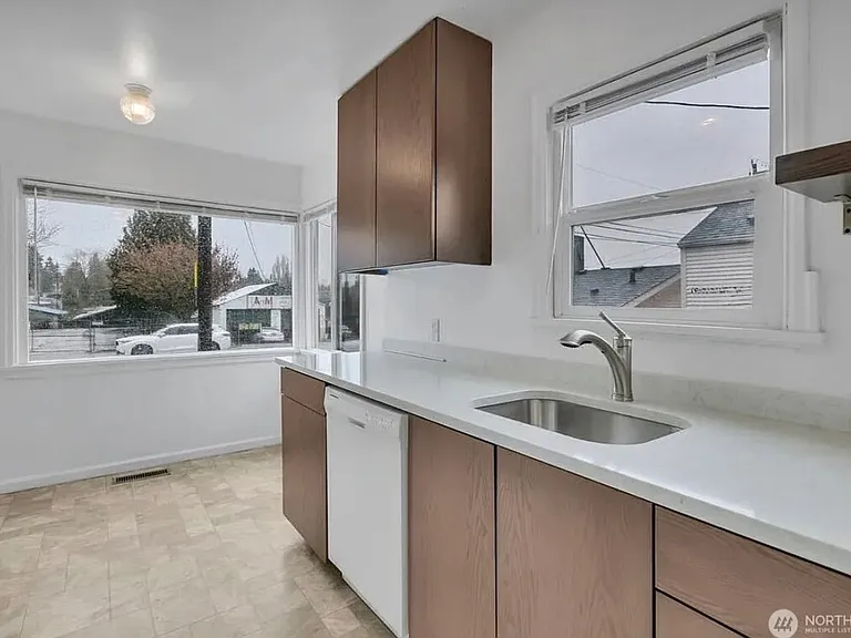 10041 15th Ave SW — Photo 4