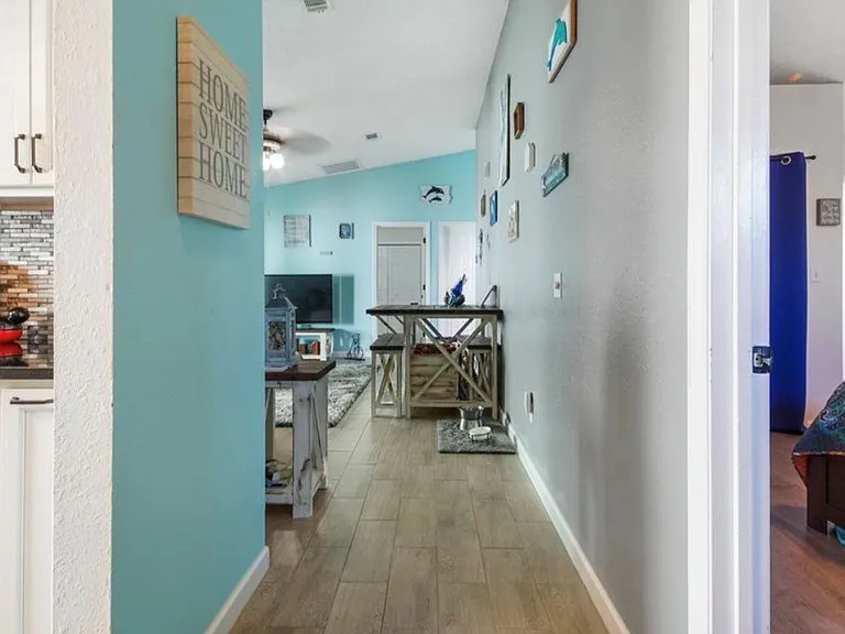 105 Christie Ln — Photo 5