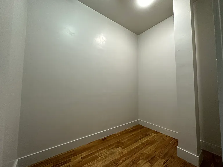 564 De Kalb Ave #109 — Photo 7