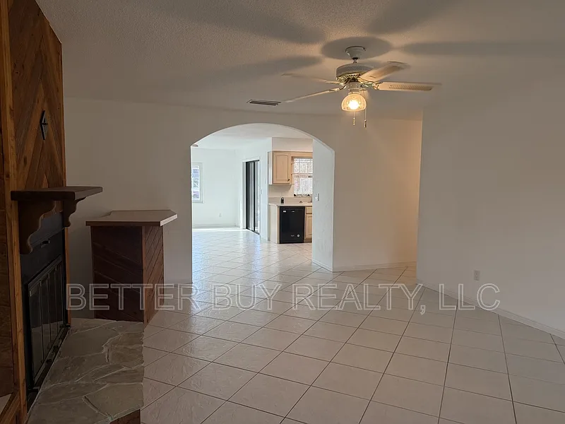 3 bed, 2.0 bath, 1738 sqft, $5,295 — Photo 3