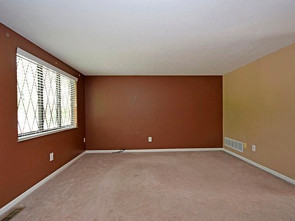 5th image of 458 Dartmouth Cir
