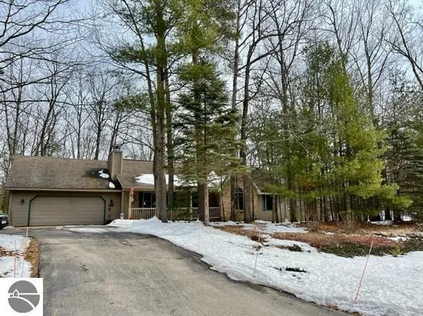 374 Thousand Oaks Dr, Traverse City, MI 49696