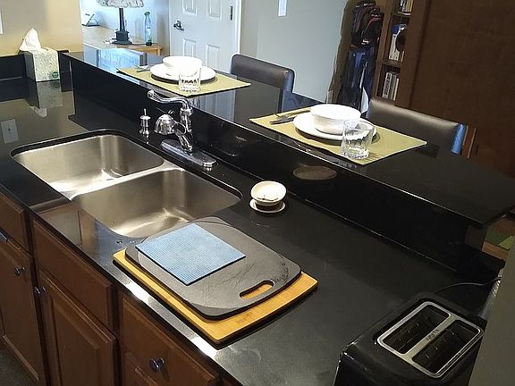 Kitchen & Seating Area