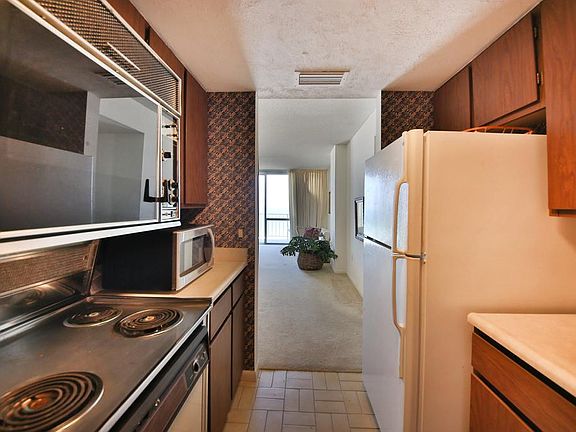 5th image of 140 Seaview Ct APT 1501
