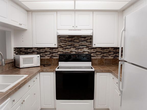 3rd image of 441 Hawthorne Ct #0