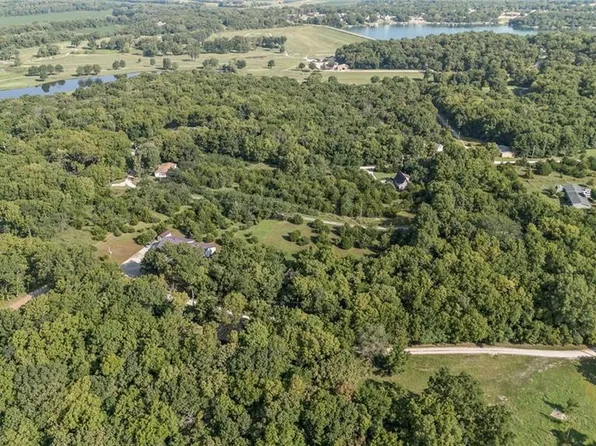 138 Spruce Dr, Linn Valley, KS 66040