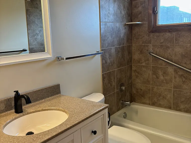 4530 Bancroft Ave #5 — Photo 8