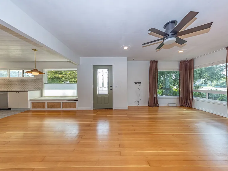 225 7th St — Photo 3