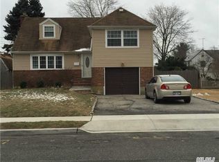 12 Parkview Cir, Bethpage, NY 11714