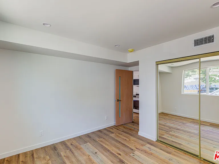 11906 Rochester Ave — Photo 9