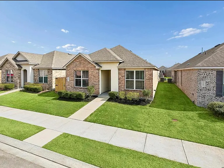 1223 Meridian Dr — Photo 2