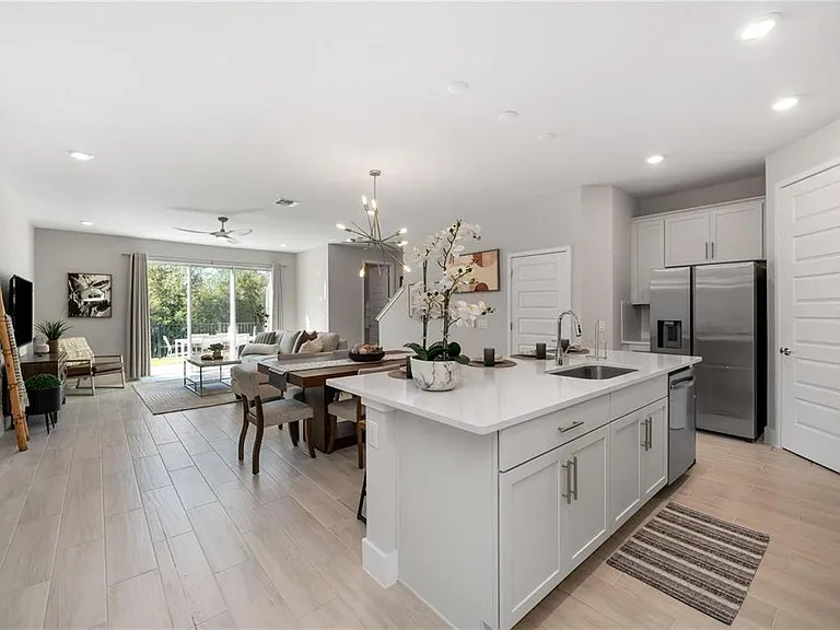 7834 Spectrum Dr — Photo 3
