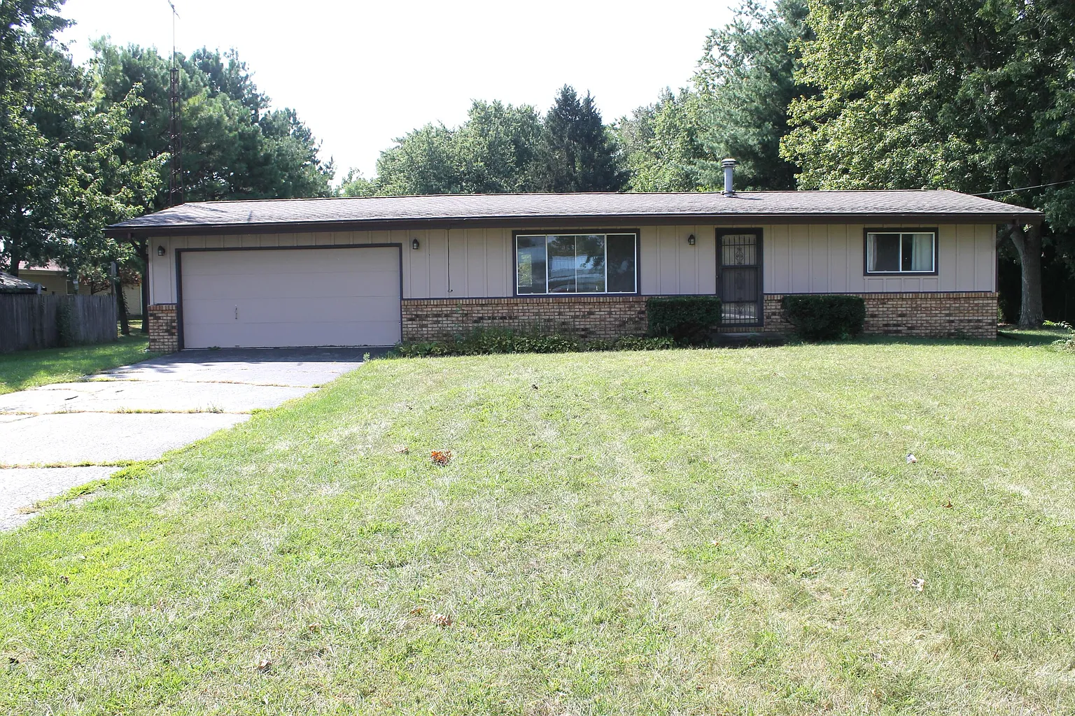 495 E Grove St photo 1
