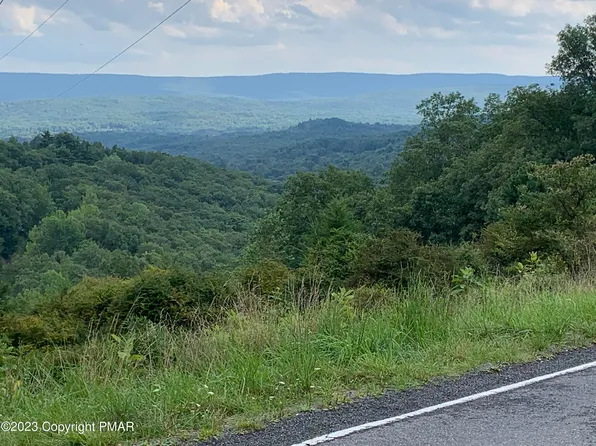 1623 Woodbridge Dr E, Bushkill, PA 18324