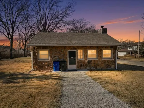 2127 Orchard Ln, Lawrence, KS 66049